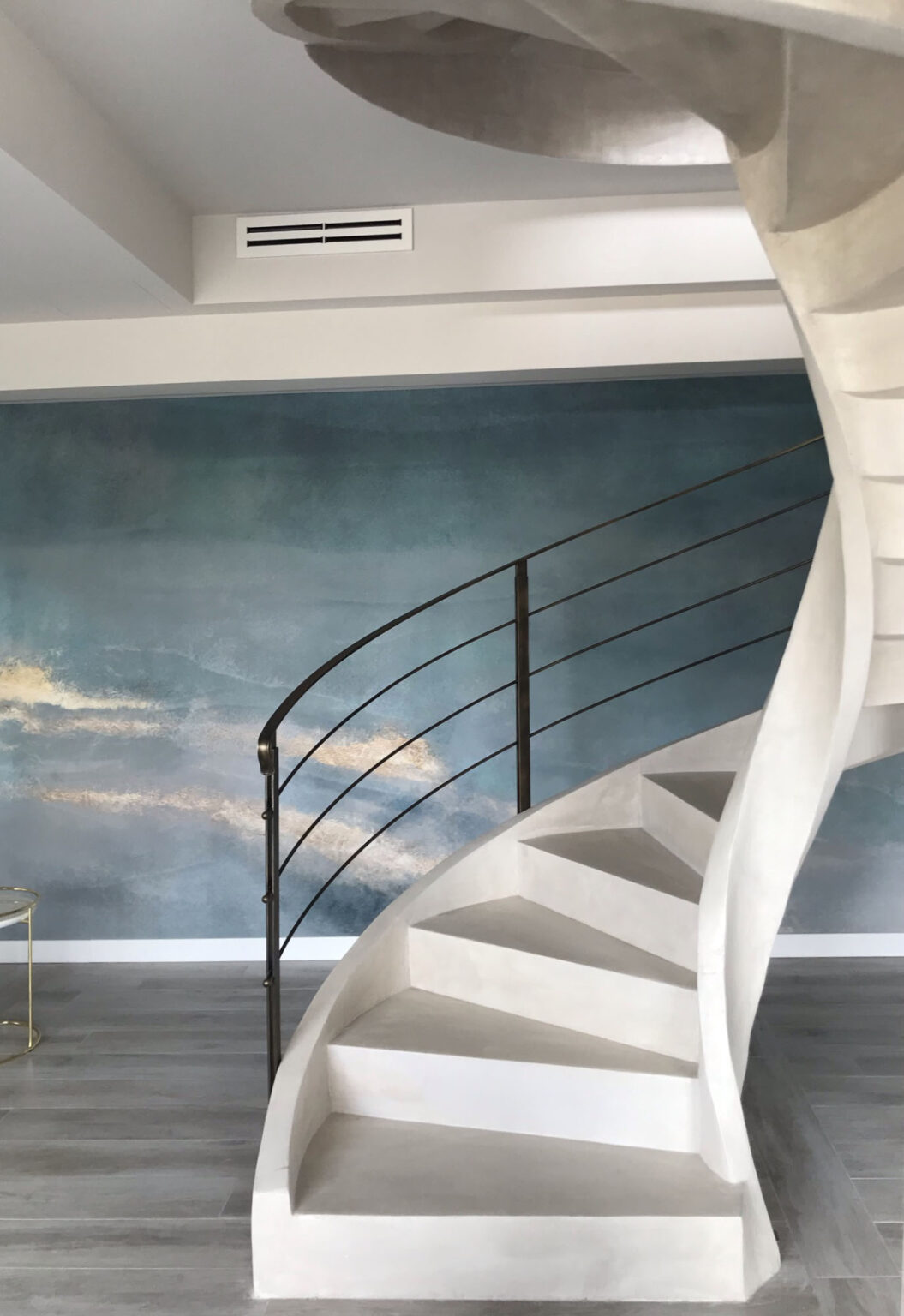 Scala contemporanea in ferro e marmo